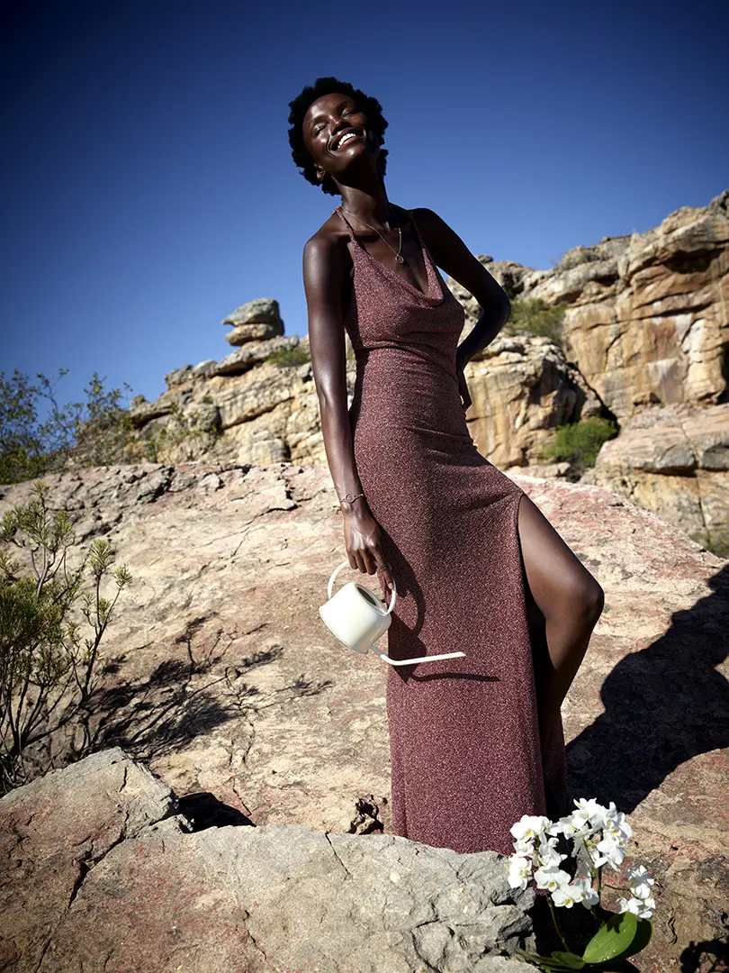 Beauté au milieu de l'aridité : notre mannequin reste gracieux et raffiné dans le paysage désertique d'Afrique, agrémenté des bijoux scintillants de Cosmos Circle. Une photo signée Ian Abela.