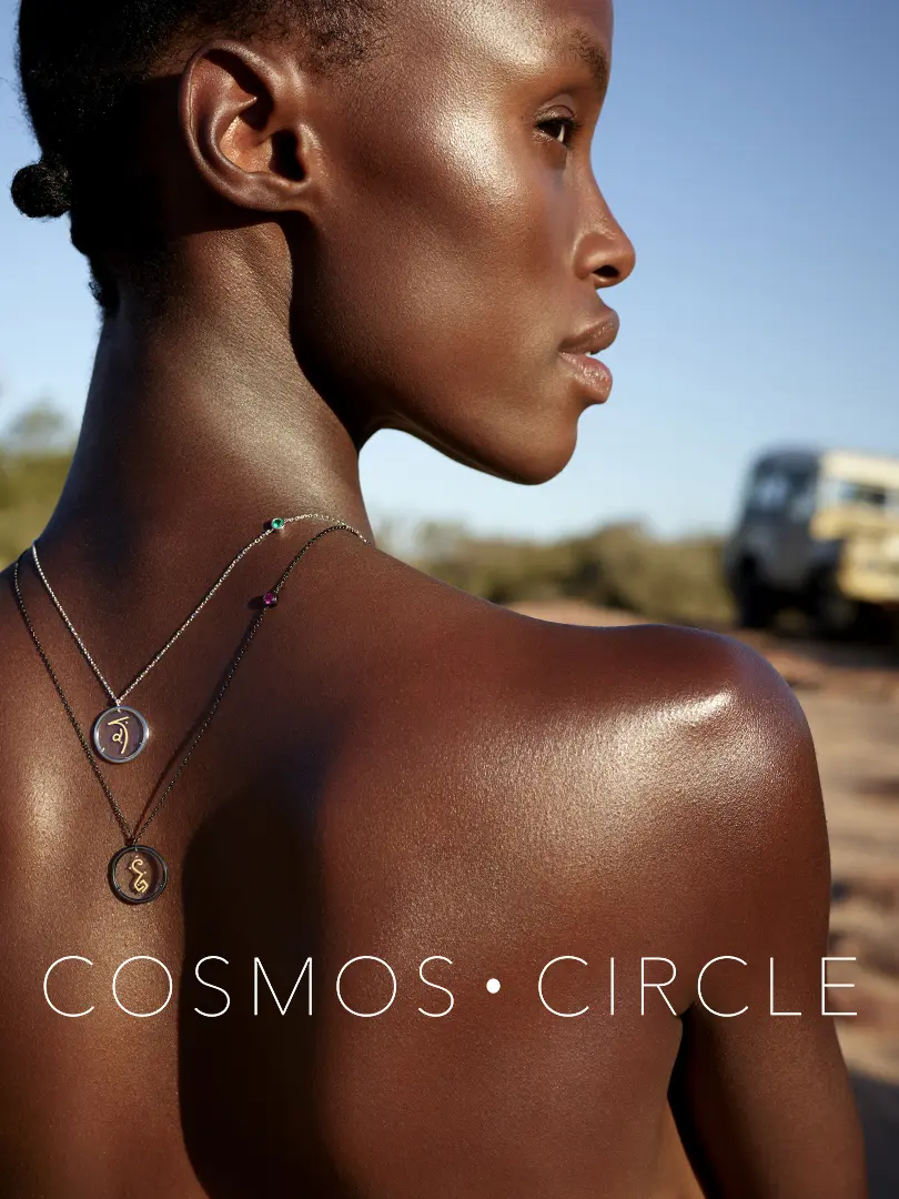 Captivante sous le soleil brûlant : Nondi dévoile son dos nu dans l'annonce publicitaire de la prestigieuse marque de joaillerie Cosmos Circle, rayonnant de beauté et de charme.